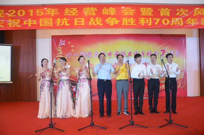 5赵院长与彭涛老师共同演唱《我们是一家人》.JPG