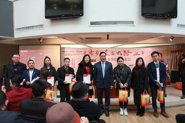 9-赵振元与抽奖活动中获奖的读者们亲切合影.jpg