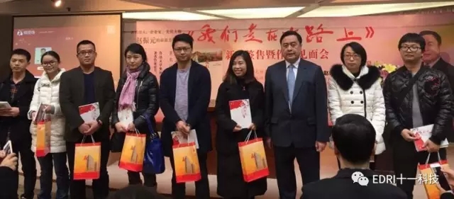 10-赵振元与抽奖活动中获奖的读者们亲切合影.webp.jpg
