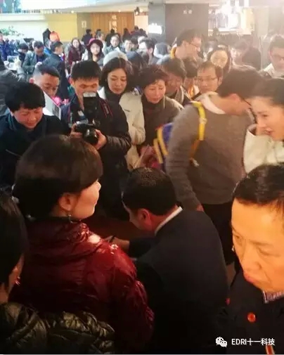 15-读者排队等候签名，把赵振元围得水泄不通.webp.jpg