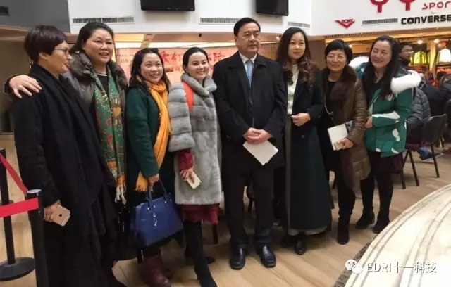 17-赵振元和读者们亲切合影.webp.jpg