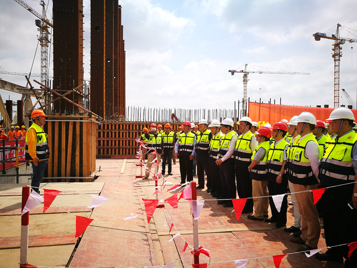 2-上海建工机施公司项目经理詹志勇宣布华力12英寸生产线建设项目钢屋架安装仪式正式开始.jpg