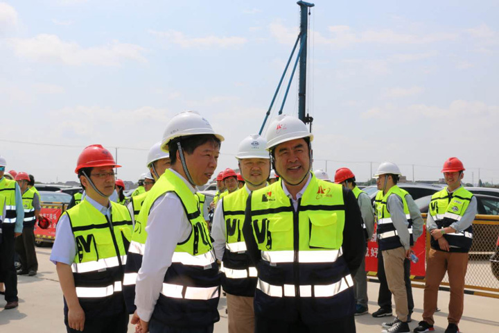 5-赵振元同志与张素心董事长亲切交谈.jpg