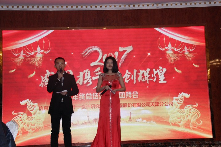 6-主持人与台下观众互动，气氛活跃.jpg