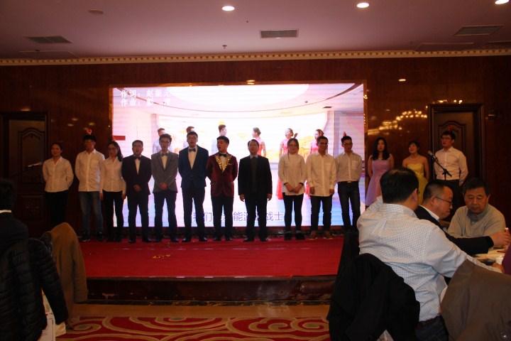 18-余才志同志带领演唱新能源之歌.jpg