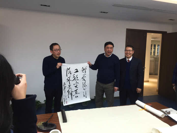 5-赵振元同志与爱德公司总经理邹克，首席顾问崔永祥亲切合影.jpg