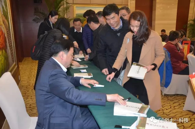 6-现场等待签赠的同志排起了长龙.webp.jpg