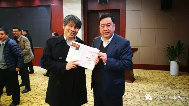 8-赵振元同志向副指挥长日比野吉高赠书.webp.jpg