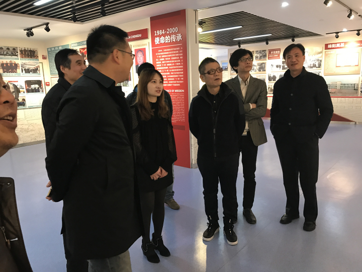 3-客人参观十一科技院史馆.jpg