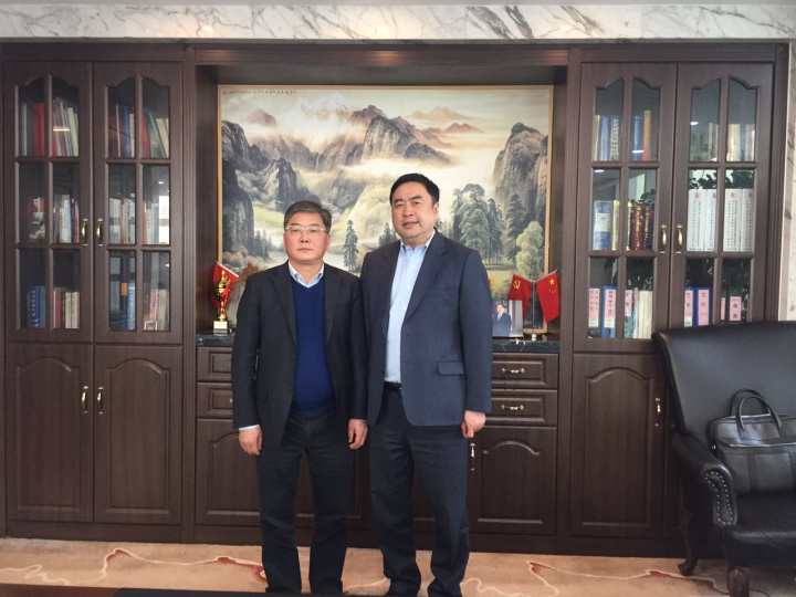 1-赵振元同志与无锡产业集团副总经理张晓耕亲切合影.jpg