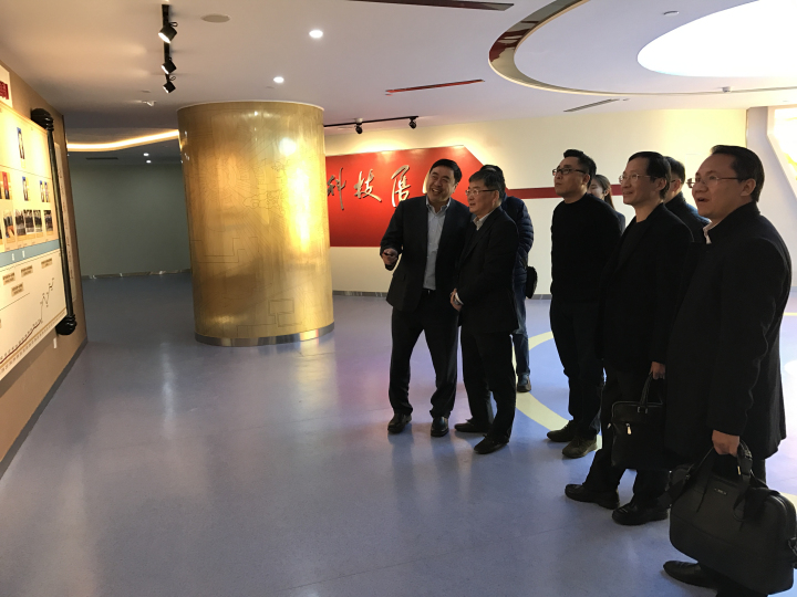 5-赵振元同志亲自向到访客人介绍十一科技院史馆.jpg