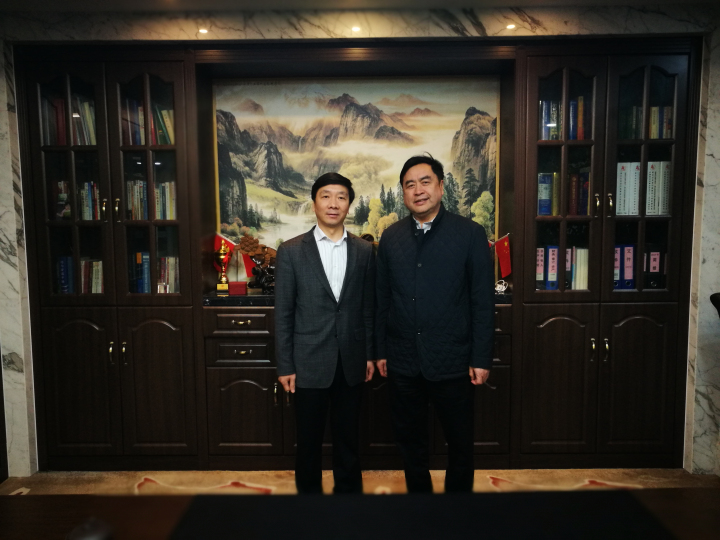 1-赵振元同志与无锡产业集团党委副书记、工会主席刘涛亲切合影.jpg