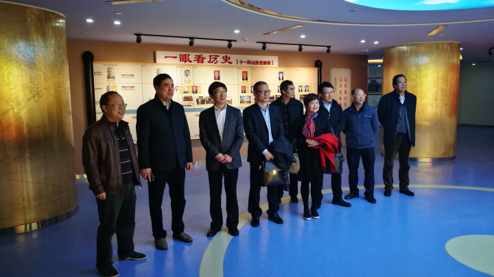 4-赵振元同志向无锡产业集团刘涛书记一行介绍十一科技院史馆2.jpg