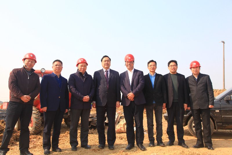 8-赵振元同志一行与上海宝冶的现场同志们亲切合影.jpg