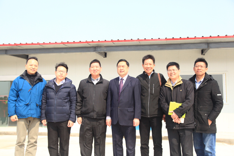 12-赵振元同志与台湾技术人员亲切合影.jpg