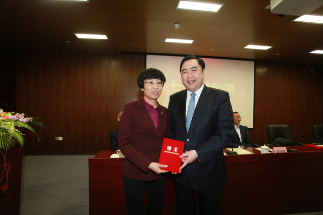 7- 十一科技股份公司董事长赵振元同志为新一届董事华婉蓉女士颁发聘书.jpg