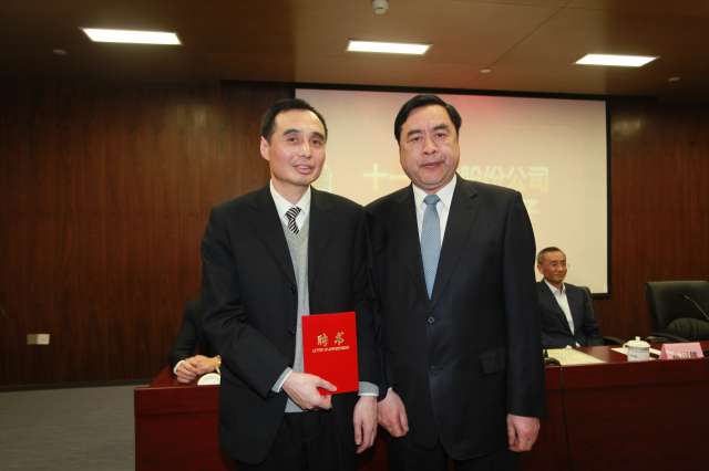 9- 十一科技股份公司董事长赵振元同志为新一届董事孙明先生颁发聘书.jpg