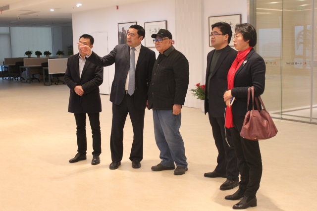 5-赵振元董事长陪同原无锡市政协主席贡培兴一行参观十一能投运管中心.jpg