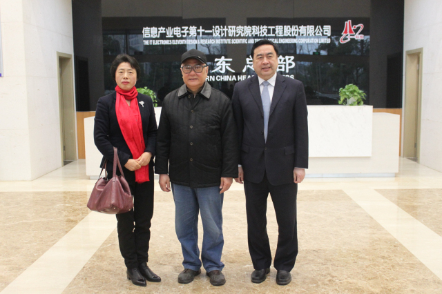 7-赵振元董事长与无锡新能源商会徐慧绢会长、原无锡市政协主席贡培兴亲切合影.jpg