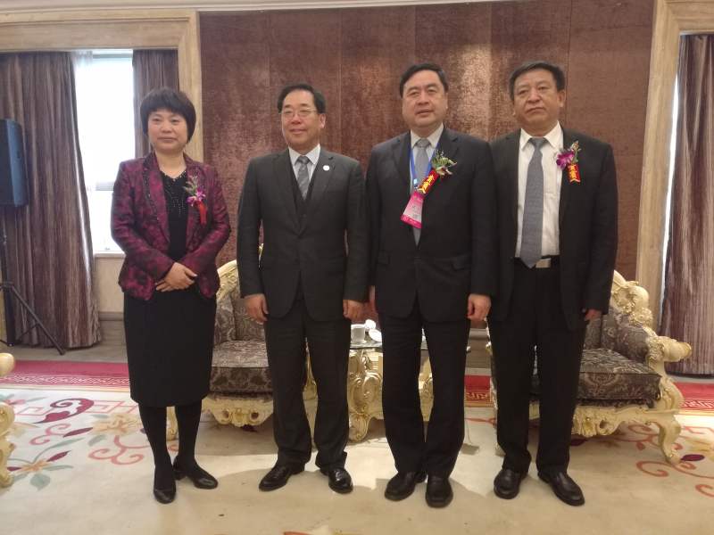 9-赵振元与袁三军（右一）、孙淑芳（左一）、李中航（左二）亲切合影.jpg