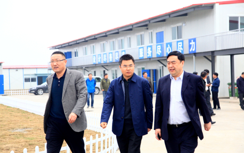 3-赵振元董事长在工地视察.jpg