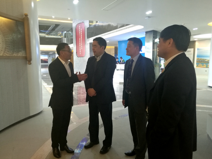 3-睿基董事局主席顾全军向赵振元董事长等介绍睿基历史.jpg