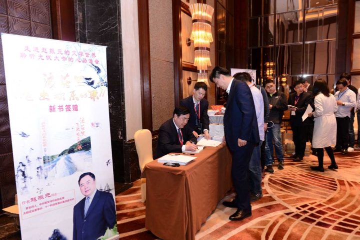 10-签赠会火爆现场.jpg