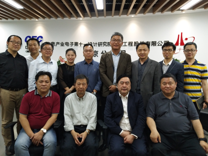 3-赵振元，白焰与参加会议干部合影留念.jpg