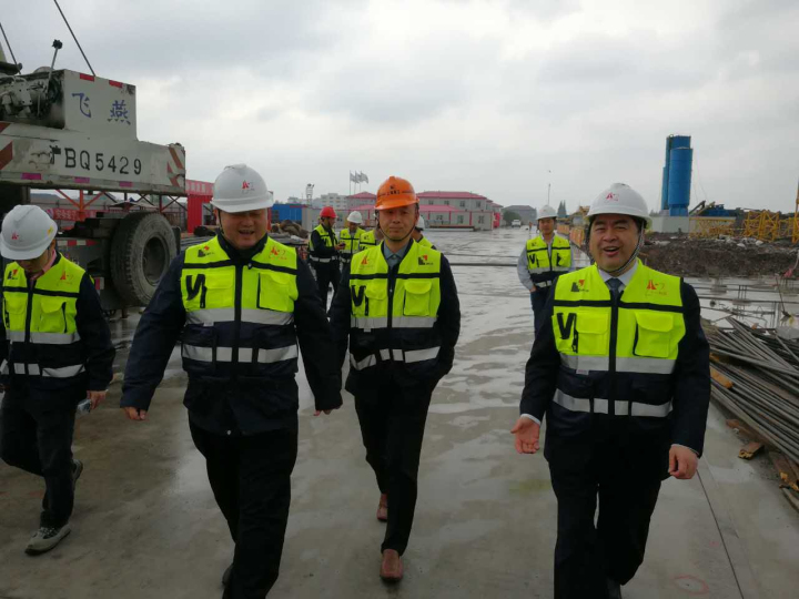 7-赵振元同志冒雨视察华力工地1.jpg