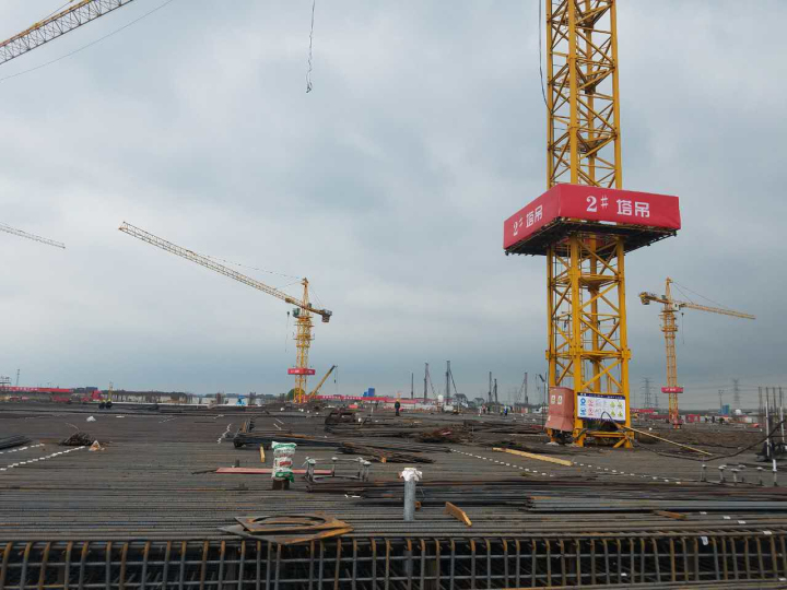 8-赵振元同志冒雨视察华力工地.jpg