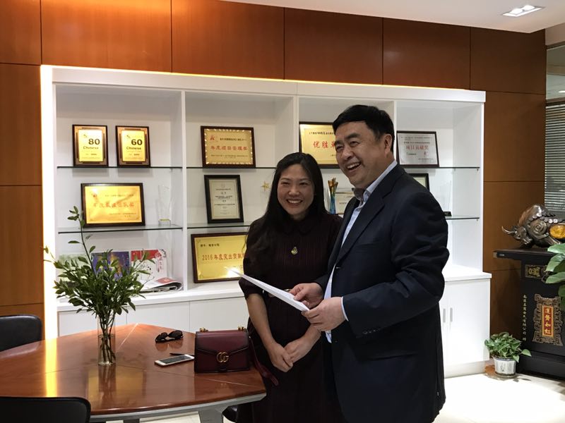 1496507366403025.jpg 5-赵振元同志和西安交大应聘者刘翠娜亲切交流.jpg