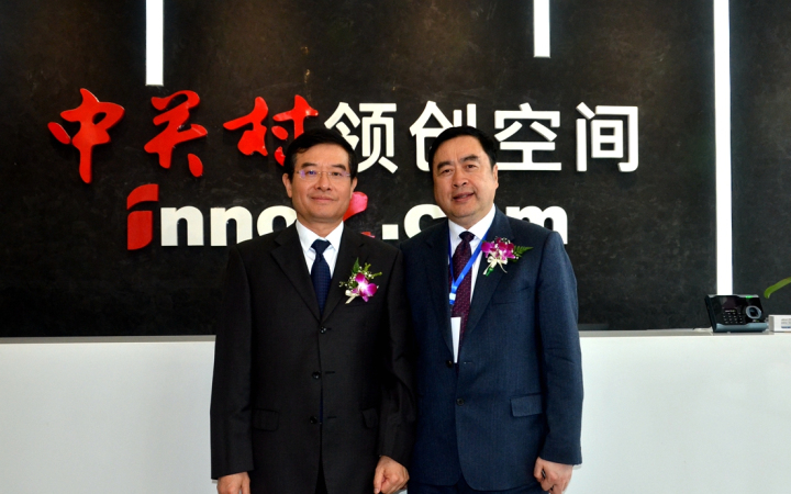 22-赵振元同志与成都市政协副主席、党组副书记郝康理亲切合影.jpg