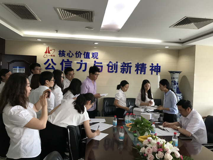 6-赵振元同志为分院干部签名赠书.jpg