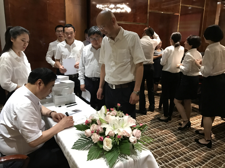 7-赵振元同志为分院干部签名赠书.jpg
