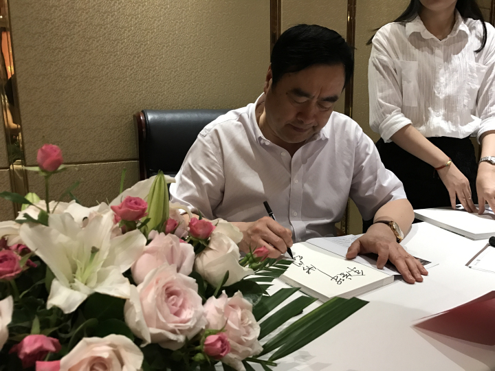 8-赵振元同志为分院干部签名赠书.jpg