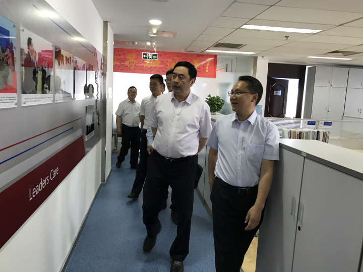 11-赵院长同志参观天津分院办公室，并亲切看望分院的同志们.jpg